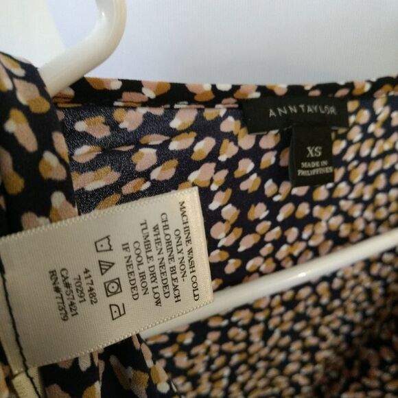 Ann Taylor Pintuck Ruffle Sleeve Print Blouse XS - Picture 3 of 8